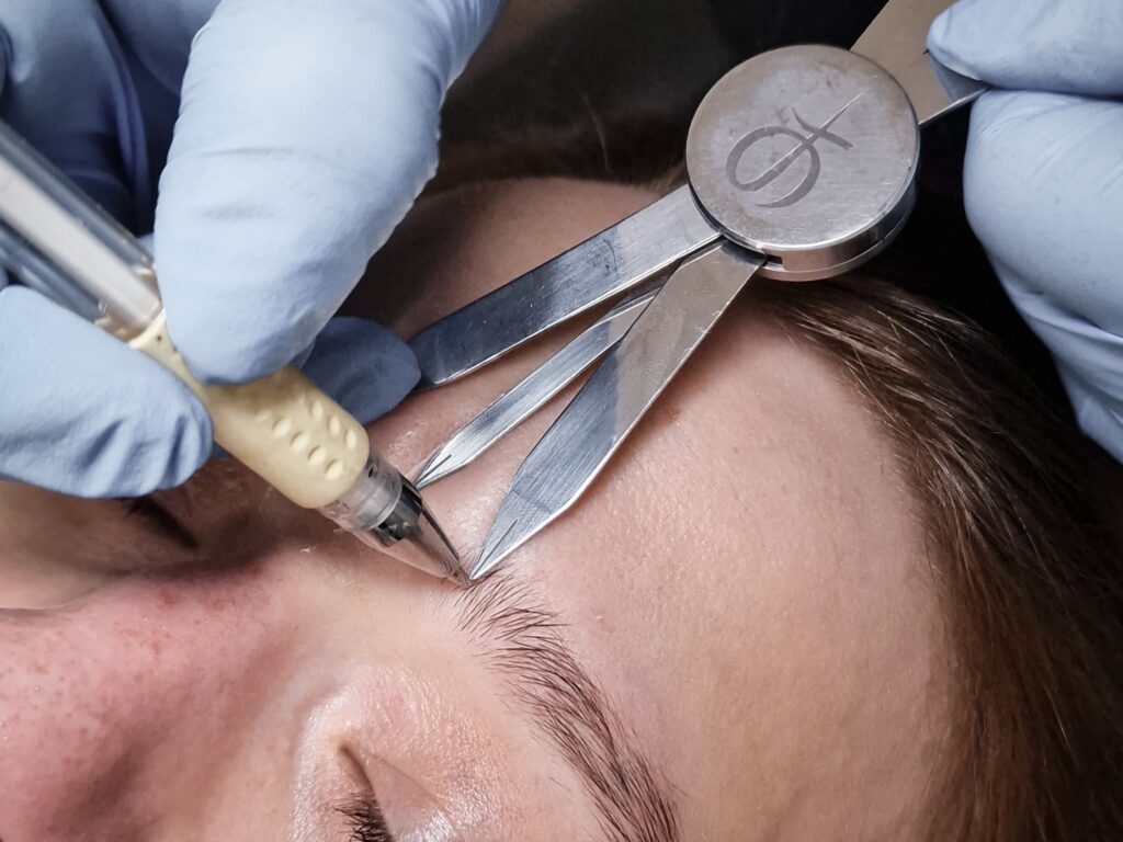 Diseño de cejas a medida en Gijón