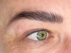 Laminado de cejas y pestañas en Gijón